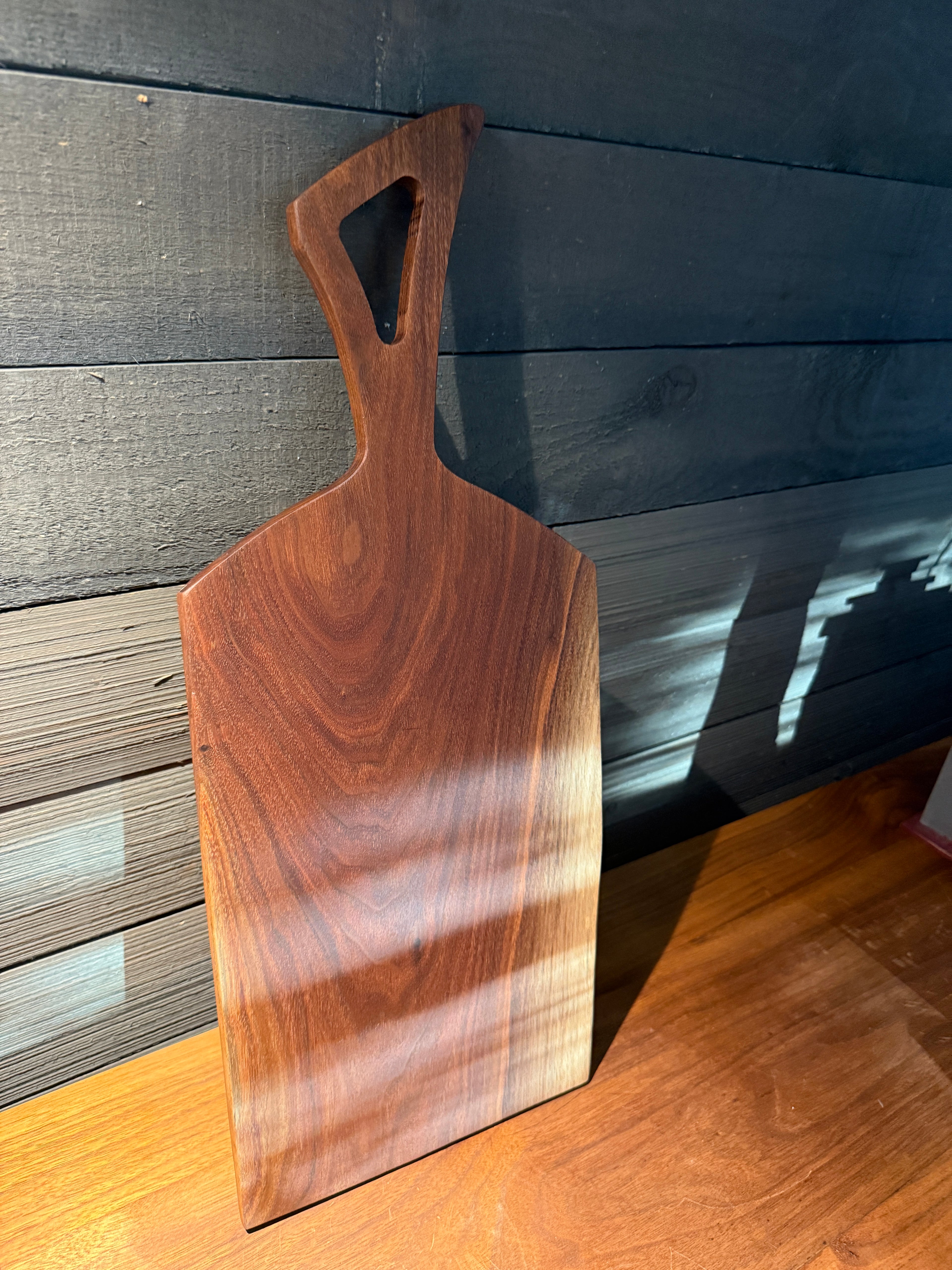 Stylish Clever Handle Walnut Cutting Board with Live Edge