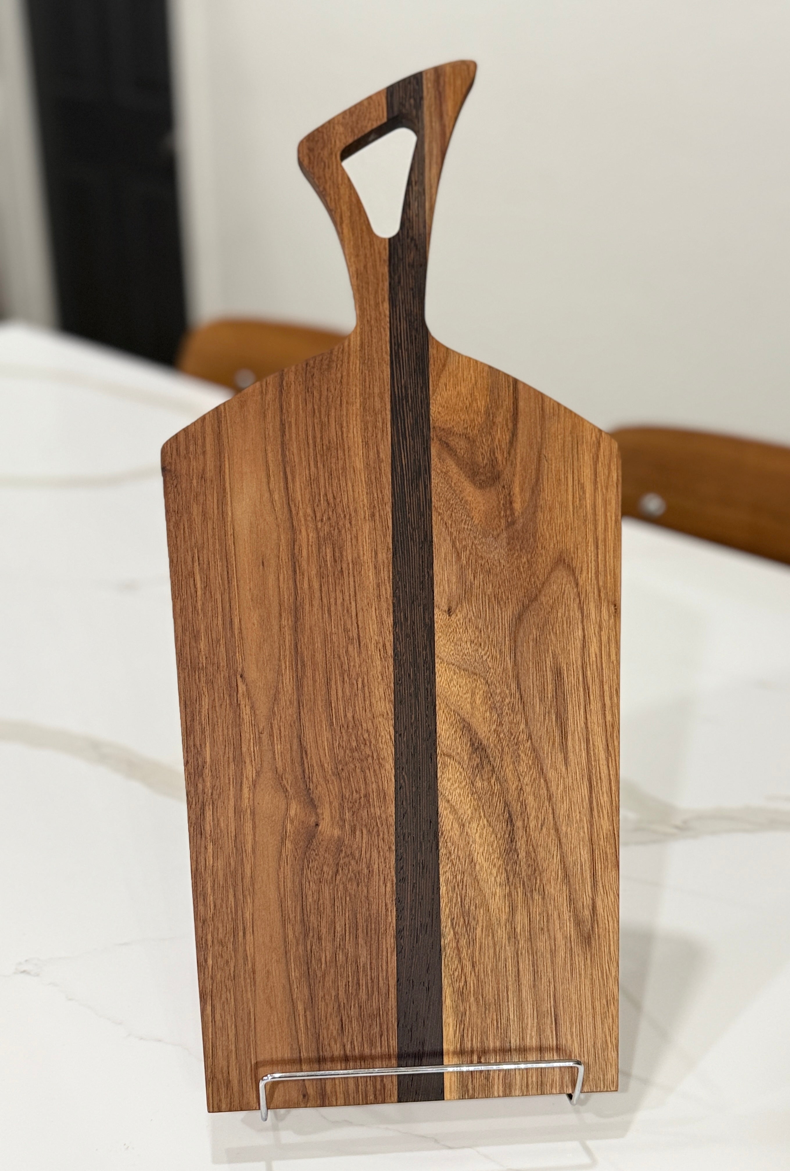 Clever Handle Cutting Board