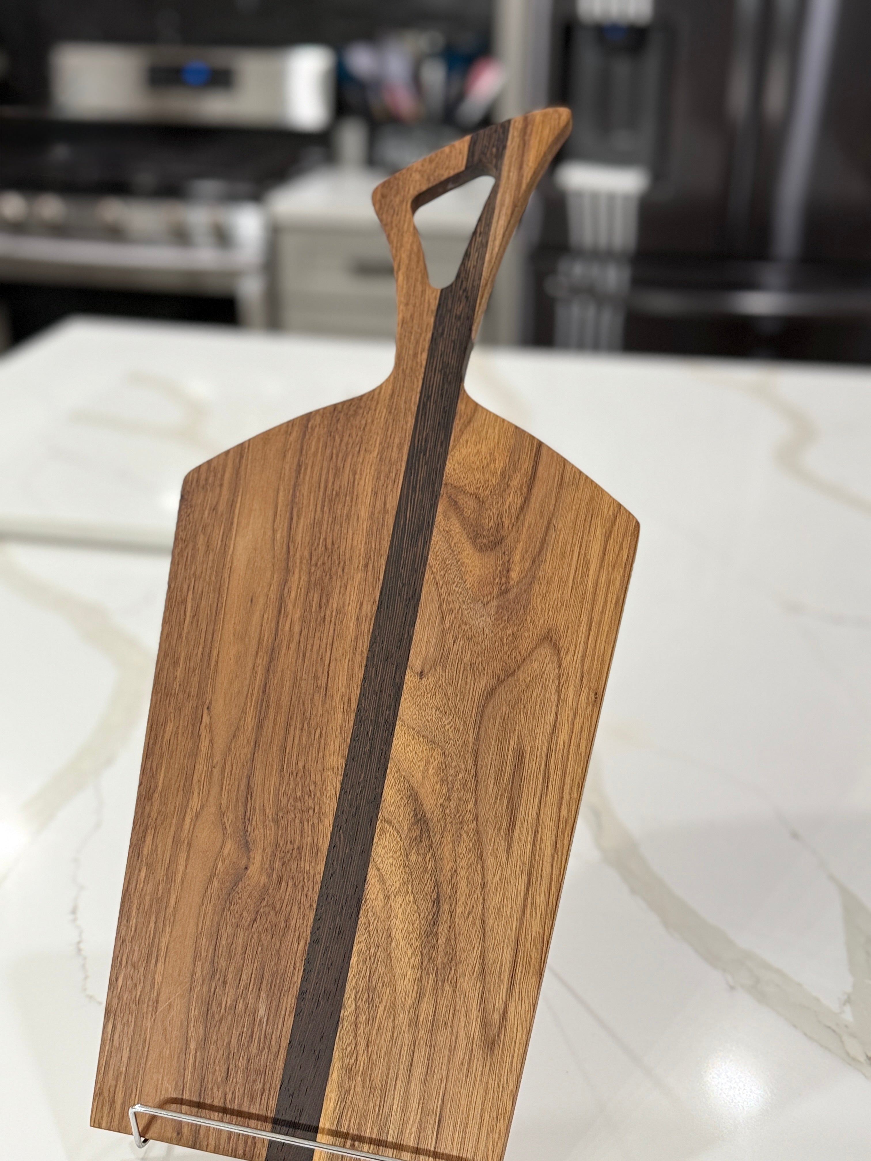 Clever Handle Cutting Board